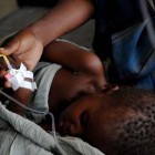 Un niño somalí ingresado en un hospital local. AFP