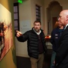 El gobernador Antonio Bonfatti durante la visita a la muestra “Malvinas. Cruces, idas y vueltas”.