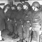 Leopoldo Fortunato Galtieri saluda a la tropa.