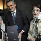 En buenas manos. Rossi les entrega las copias a las Madres de Plaza 25 de Mayo Chiche Massa y Norma Vermeulen.