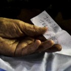 Durante la lectura de su sentencia por crímenes de la dictadura, el represor escribió en un papel el nombre del testigo desaparecido e intentó entregarlo a los jueces.