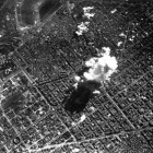 Fotografía de Sergio Trati del bombardeo de Barcelona durante la Guerra Civil, efectuado por un bombardero italiano, a las 14.45.