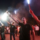 Partidarios de Aurora Dorada celebran con bengalas, en Salónica, los resultados de las elecciones, en mayo de 2012. / REUTERS