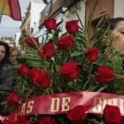Cortejo fúnebre de las 17 rosas por las calles de Guillena (Sevilla). / PACO PUENTES