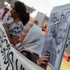 Familiares de las víctimas encabezaron la marcha que cruzó el centro rosarino hasta el Monumento.