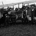 Los estancieros de la época posan junto al avión que sirvió para disparar desde el aire a mujeres y niños.