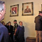 El ex jefe del Ejército descolgando por orden de Néstor Kirchner el cuadro de Videla en el Colegio Militar. Imagen: DyN