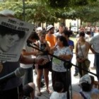 Con 40 grados a la sombra, la muchedumbre se desparramó bajo los árboles cercanos.