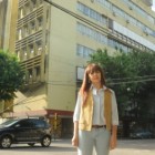 Alejandra Routaboul y, de fondo, el histórico edificio de la Biblioteca Constancio Vigil. Imagen: Alberto Gentilcore.