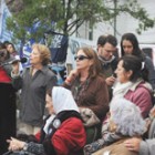 Alicia Bonet, mujer de Rubén Bonet, habló ayer en el acto en la base Almirante Zar, en Trelew. Imagen: Rolando Andrade