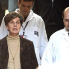 La senadora Isabel Allende, hija del ex presidente, ayer junto a los peritos. Imagen: EFE