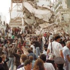 El 18 de julio de 1994 a las 9.53 una bomba destruyó la AMIA, mató a 85 personas y dejó más de 300 heridos.