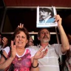 Ana María junto a un compañero que levantaba la foto de su esposo desaparecido.
