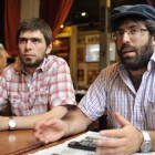Ariel Lede y Lucas Bilbao, investigadores de los diarios personales del ex obispo castrense. Imagen: Andrés Macera