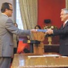 El 29 de diciembre Piñera (der.) tomó juramento a Harald Beyer, el tercer hombre designado para Educación. Imagen: EFE