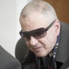El teniente retirado Mariano Braga presenció las casi ocho horas de testimonios con sus lentes oscuros puestos.