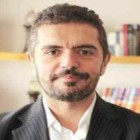 El autor obtuvo distintos reconocimientos por sus escritos.