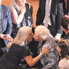 La titular de Abuelas, Estela de Carlotto, abrazó a sus hijos Claudia y Guido después de escuchar la sentencia del tribunal. Imagen: Carlos Cermele