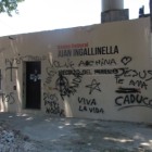 El frente del local amaneció con distintas pintadas, todas de tinte amenazante.
