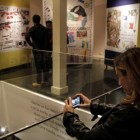 El público apreció las obras de la muestra.