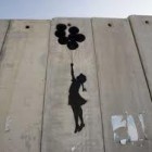 Intervención del artista urbano Banksy en el muro de Cisjordania