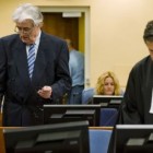 El líder serbobosnio Radovan Karadzic habla con sus abogados en la sede del TPIY. / Robin van Lonkhuijsen (Reuters)