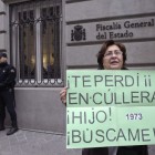 Una madre que busca a su hijo, ante la Fiscalía del Estado donde tres asociaciones entregaron 90.000 firmas contra el archivo de casos. / JUANJO MARTÍN (EFE)