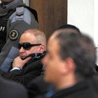 El represor Mariano Braga intentó cubrirse con anteojos negros y tapar su cicatriz con una bufanda. Imagen: Télam