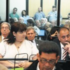 Alfredo Astiz intentó una y otra vez esconderse de las cámaras de los fotógrafos.