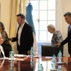 Estela de Carlotto, Haydée Castelú, Carlos Pisoni, Lita Boitano y Mauricio Macri en la quinta de Olivos. Foto: Página/12.
