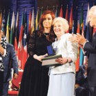 La directora de la Unesco, Irina Bokova, y el ex presidente portugués Mario Soares aplauden a Estela de Carlotto, abrazada por Cristina Kirchner. Imagen: Télam