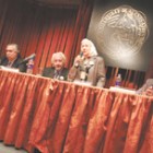 Abraham Gak, Luis Alen, Alberto Segal, Nora Cortiñas y Raúl Zaffaroni, en el seminario de la UBA. Imagen: Leandro Teysseire
