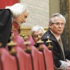 Garzón escucha a su abogado, Francisco Baena Bocanegra, durante el juicio en el Tribunal Supremo de España. Imagen: EFE