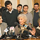 Carlotto dio una conferencia junto a dirigentes de Hijos y Nietos, Madres de Plaza de Mayo Línea Fundadora y familiares de desaparecidos. Imagen: Télam