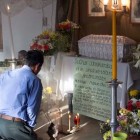 Familiares velan los restos de sus seres queridos en Rabinal. (Foto Prensa Libre: Carlos Grave)
