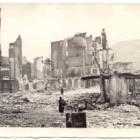 Una de las calles de Guernica después del bombardeo que tuvo lugar el 26 de abril de 1937. / Fundación Sabino Arana.