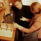 Ramonet guiado por la subdirectora del Museo, Viviana Nardoni, en el espacio Lectores.