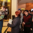 Graciela Gallicchio hace entrega de los pañuelos a jóvenes de Fábrica de Ideas.