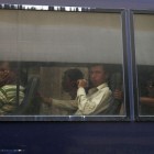 Inmigrantes en un autobús policial, el día 5 en Atenas. / Thanassis Stavrakis (AP)