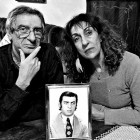 Juan y Liliana Falú, y una imagen de su hermano Luis Eduardo. Gentileza familia Falú.