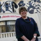 La artista plástica brasilera Regina Silveira posó con su obra en la fachada del Museo de la Memoria.