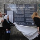 Las Madres fueron las encargadas de descubrir la placa. Foto: José Granata.