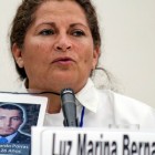 Luz Marina Bernal muestra en La Habana la foto de su hijo, discapacitado, asesinado por militares. Foto: AFP