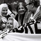 Presentes. Las Madres de plaza 25 de Mayo, en una de sus habituales rondas para pedir por justicia.