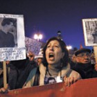 Manifestantes en la Puerta del Sol expresan su indignación por el fallo contra Garzón de la Audiencia Nacional.