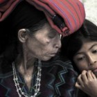 María Toj, víctima y testigo de las agresiones, junto a su nieta.