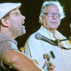 Letra y música. Castilla (derecha), junto con Martín Neri, durante su presentación en Rosario.