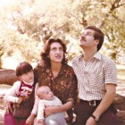 Una foto de Marta Ledesma y Sergio Comba con sus hijos, tomada en 1975 por Elsa Comba de Comba.