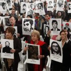 Michelle Bachelet en el antiguo centro de tortura de Villa Grimaldi. / Felipe Trueba (EFE)