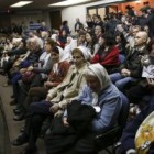 Militantes de los derechos humanos, familiares y amigos de las víctimas aguardan la sentencia del Plan Cóndor. FOTO: David Fernández, EFE